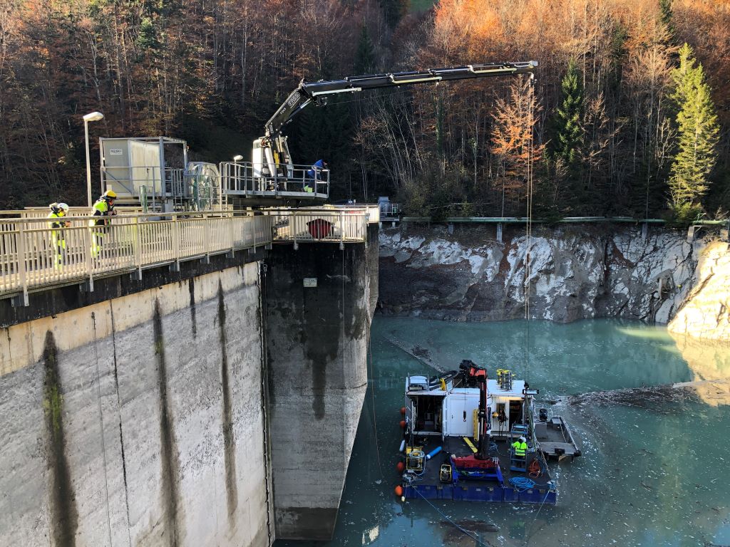 Das Ponton der Taucher im Stausee Raggal