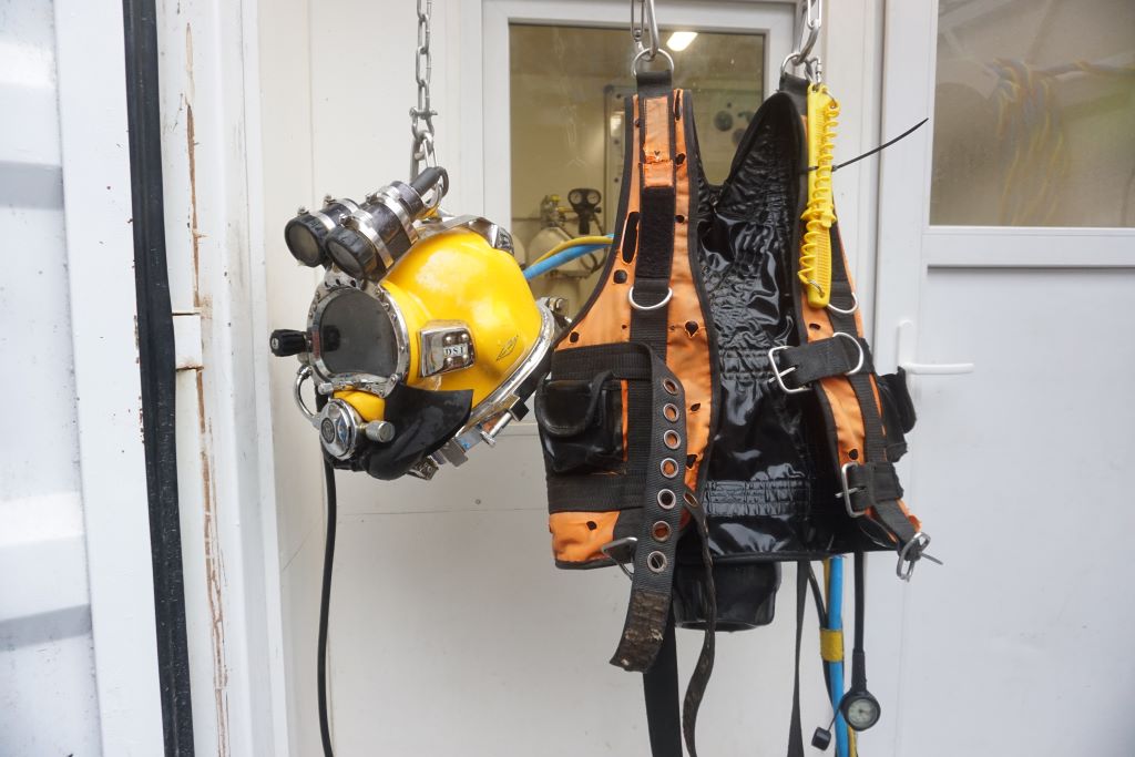 Der Taucherhelm wiegt fünf Kilo, die gesamte Montur kommt auf ca. 40 Kilo.
